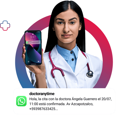 mujer medica presentando un recordatorio de cita medica por whatsapp